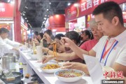 梦蛇之兆“嗦粉”经济火热 中国多地“食力”出圈